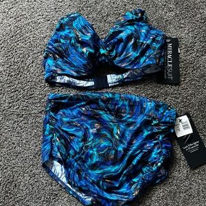 Miracle suit swimsuit top 38D bottom 16